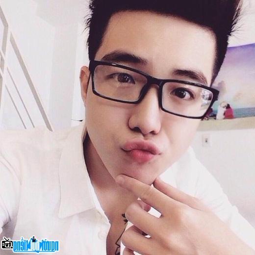 Confident student look of Hot boy Vu Duc Thanh