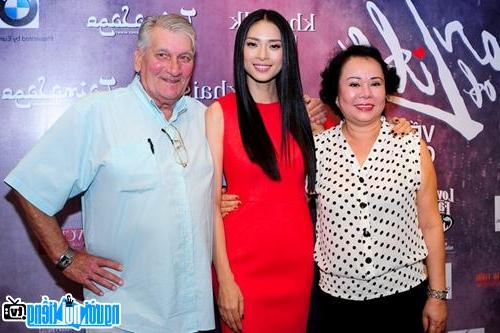 Picture of actor Ngo Thanh Van with his family