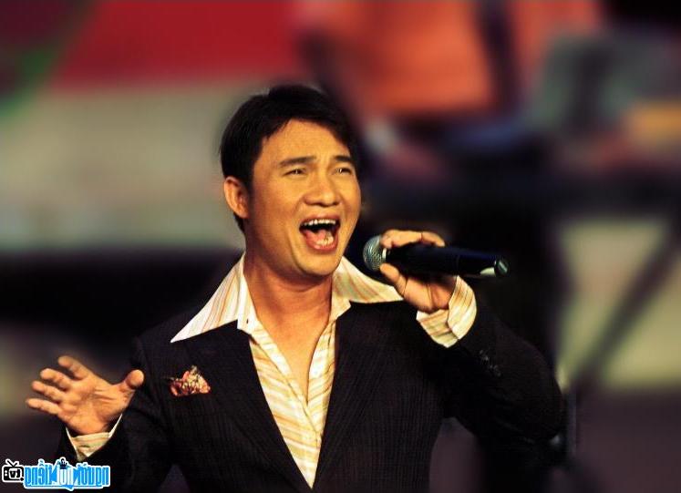  Singer Quang Linh is doing his best on stage