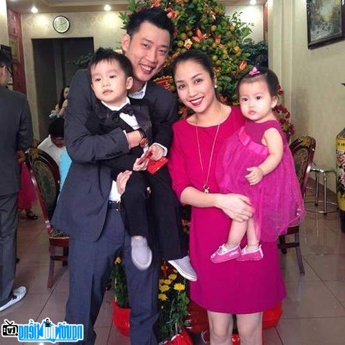 Hình ảnh Ốc Thanh Vân cùng chồng Trí Rùa bên các con