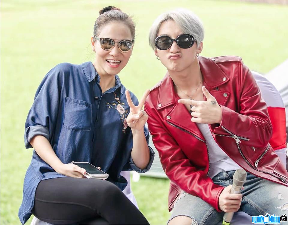  Photo of female singer Thu Minh posing happily with a male singer Singer Son Tung