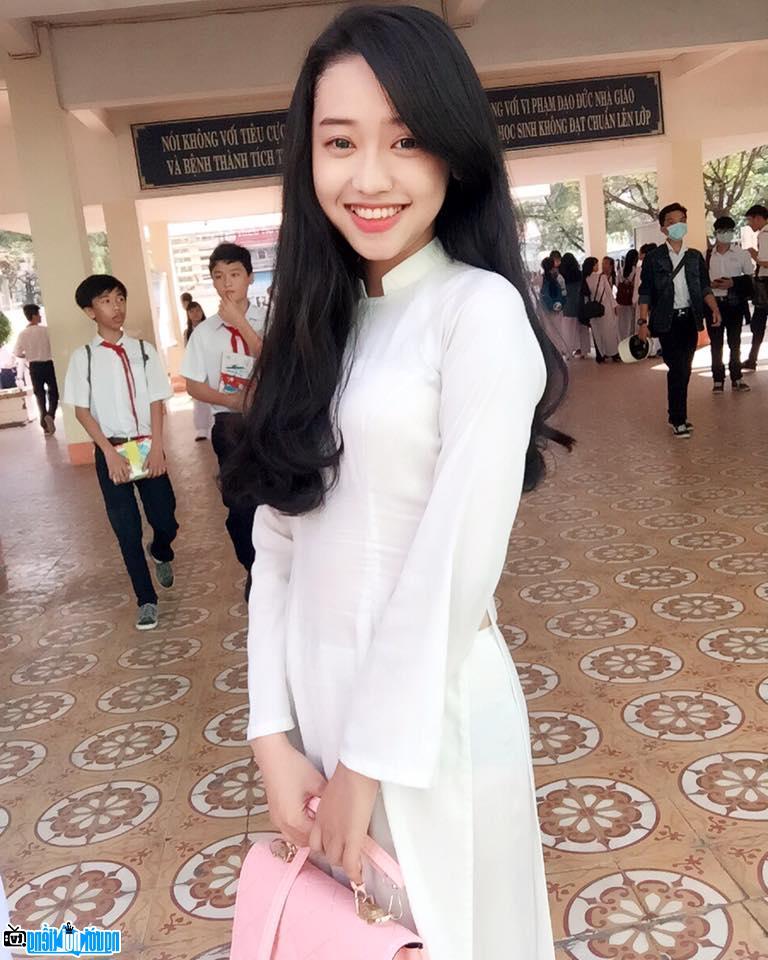 Hình ảnh Hot girl Nguyễn Thúy Vi trong trang phục áo dài trắng