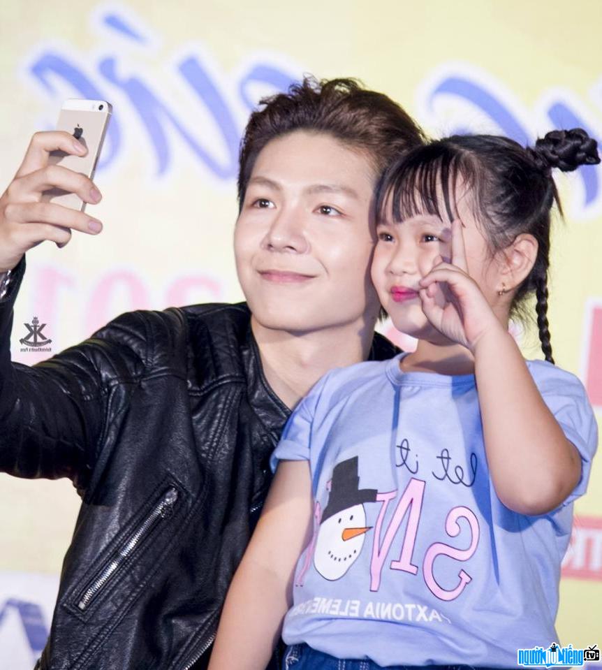  Photo of singer Kelvin Khanh with Young fan