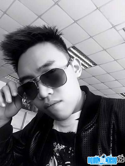 A new photo of male singer Trinh Dinh Quang