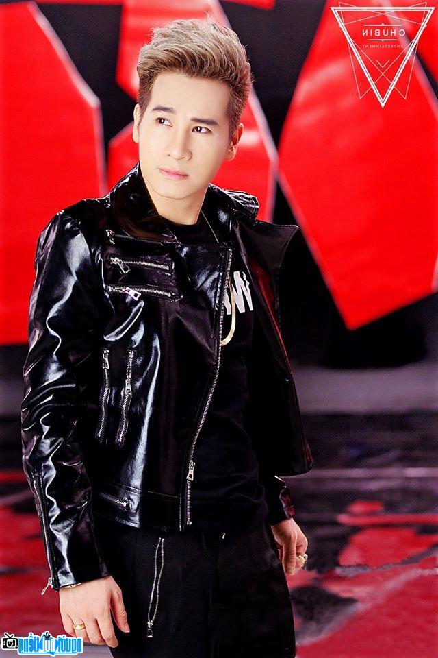 A portrait image of Singer Chu Bin