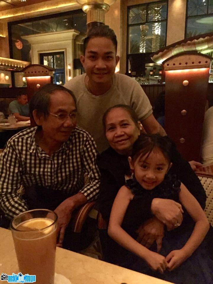 Ca sĩ Phạm Khánh Hưng cùng gia đình