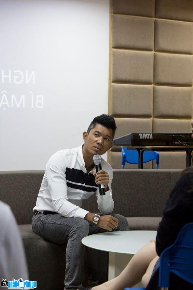 Nhạc sĩ Lương Bằng Quang trong phòng hát