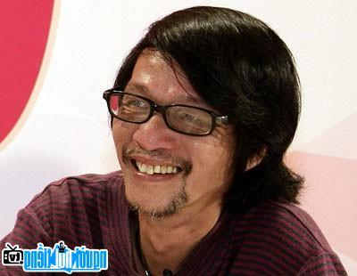 Picture of Poet Do Trung Quan having fun in the interview