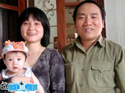 Nhà thơ Trần Đăng Khoa cùng người vợ trẻ và con trai
