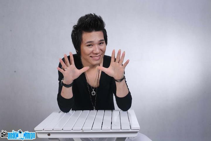  A portrait image of Singer Chau Viet Cuong