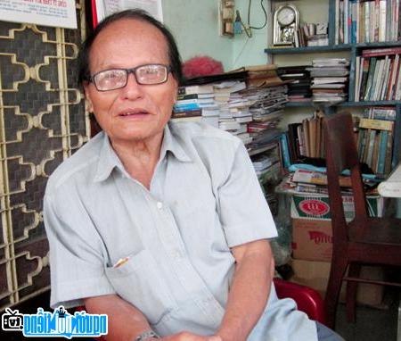A picture of Giang Nam Poet at home