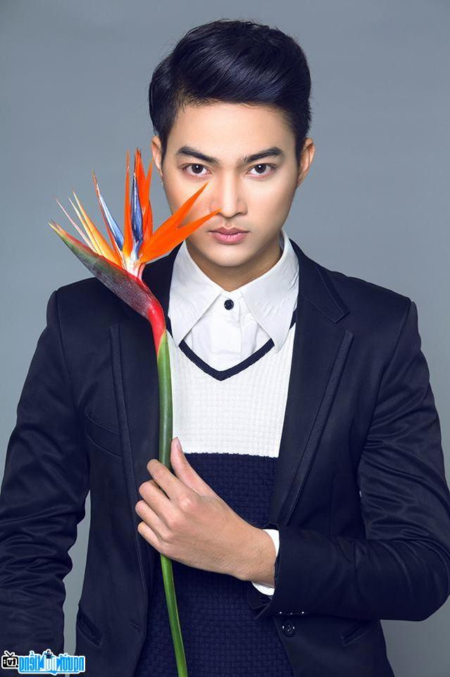  Singer Nguyen Hy in their new MV