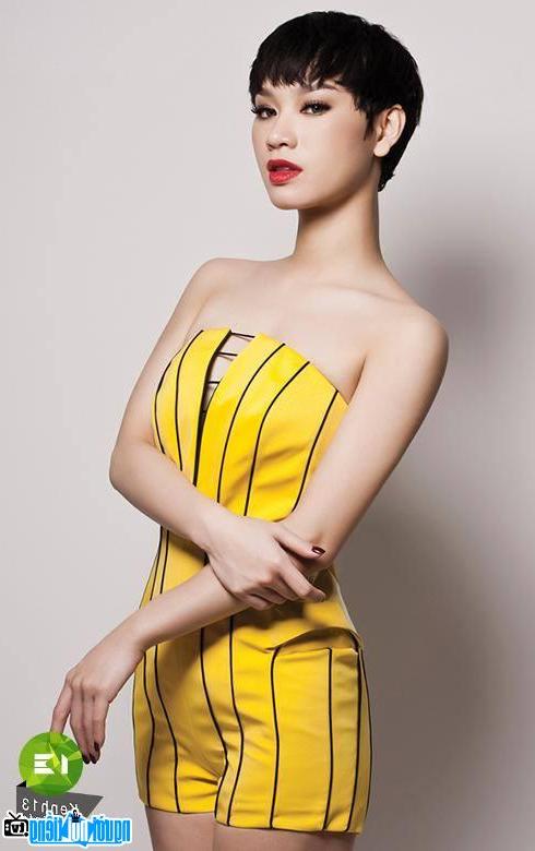  Charming singer Tra My Idol with a yellow dress