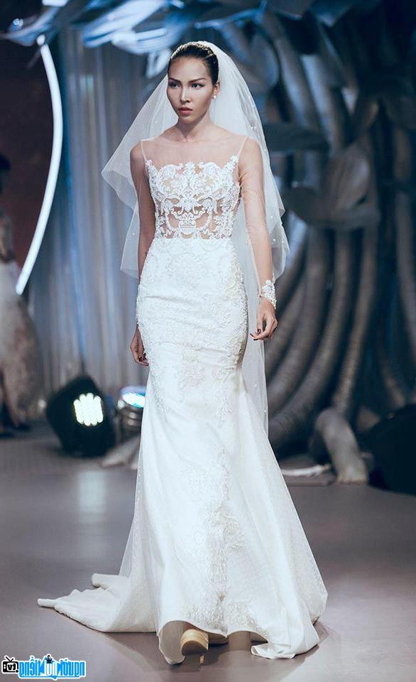Beautiful model Minh Trieu in wedding dress
