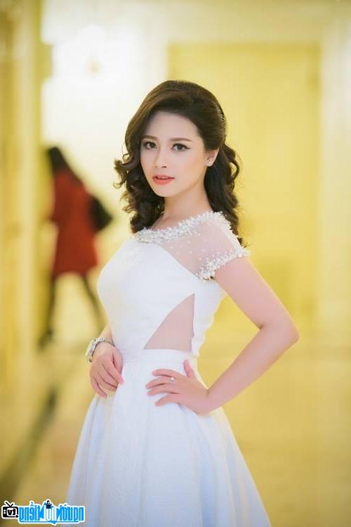 Hình ảnh ca sĩ Dương Hoàng Yến  quyến rũ trong chiếc váy trắng tinh khôi