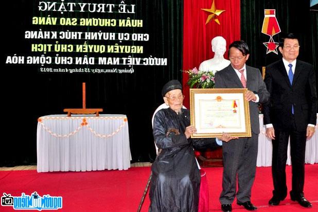  Politician Huynh Thuc Khang received a certificate of merit