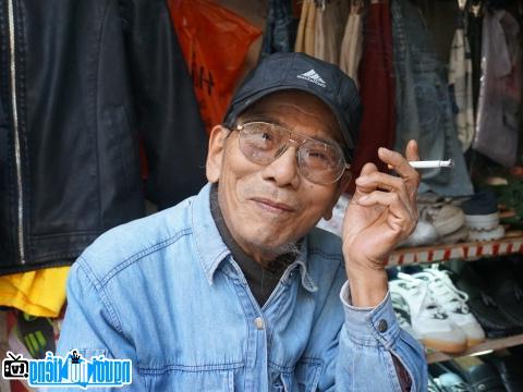 Diễn viên Trần Hạnh tại cửa hàng bách hóa của ông ở gần ga Trần Quý Cáp