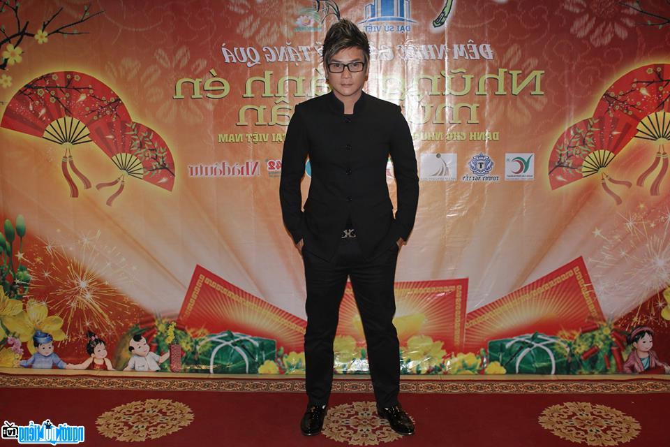Ca sĩ Trịnh Tuấn Vỹ trong đêm diễn tại tụ điểm