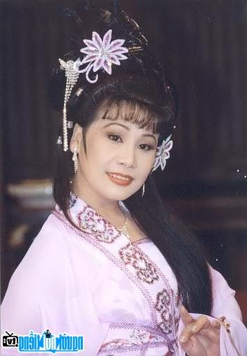 A young image of artist Tai Linh