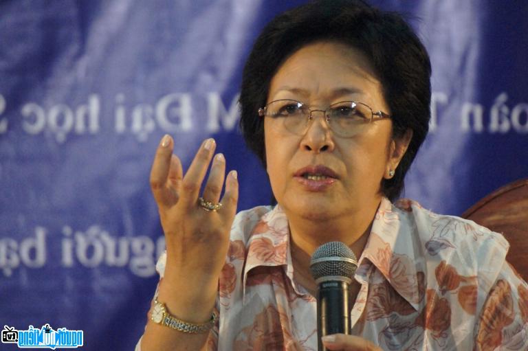Chính trị gia Tôn Nữ Thị Ninh trong buổi họp báo