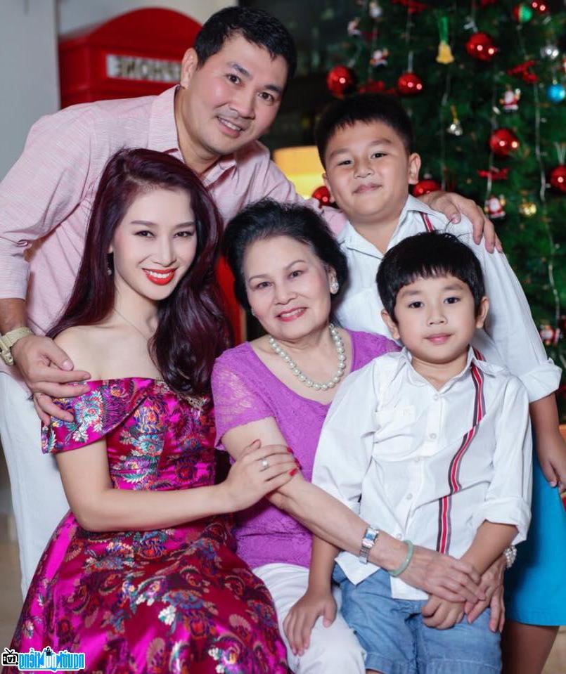  Family portrait of Miss Thu Huong