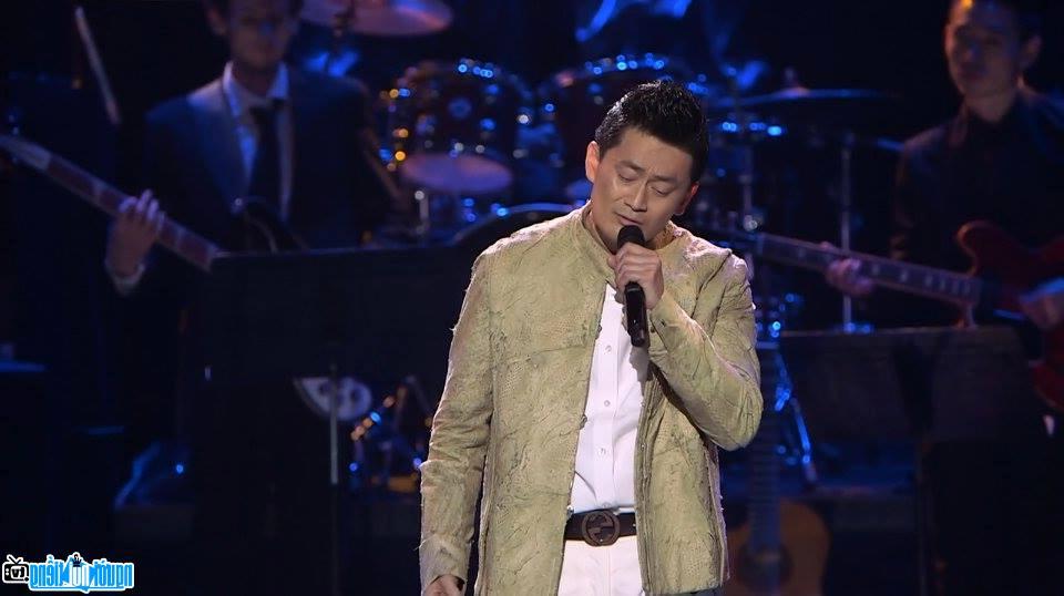 Ca sĩ Lam Not Tain trên sân khấu