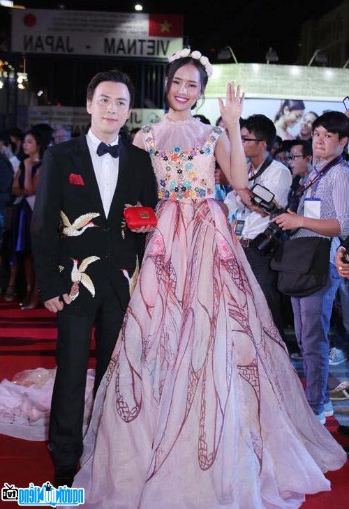 Hoa hậu Lâm Thùy Anh xinh đẹp yêu kiều trong trang phục dạ hội