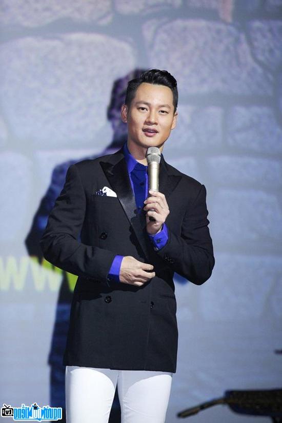  Singer Duc Tuan with the role MC game