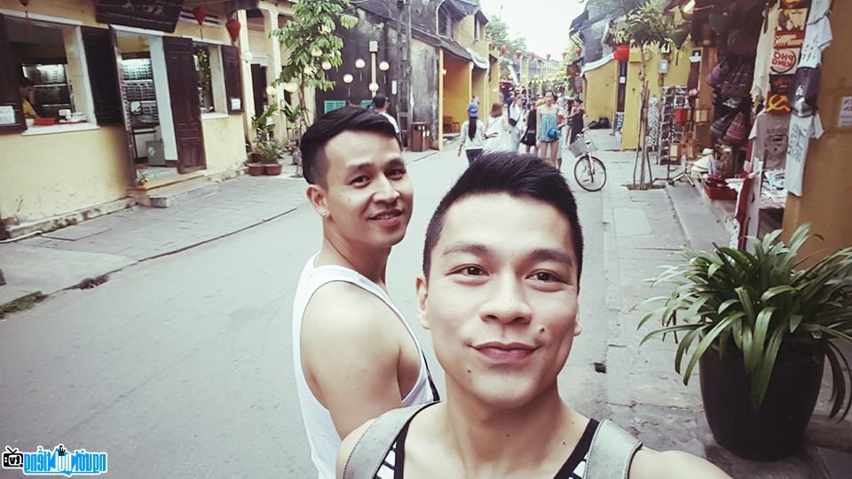 Ảnh chân dung Adrian Anh Tuấn và bạn trai