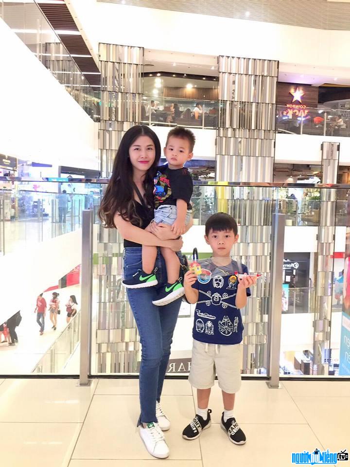 The photo of singer Dang Khoi's wife and two sons