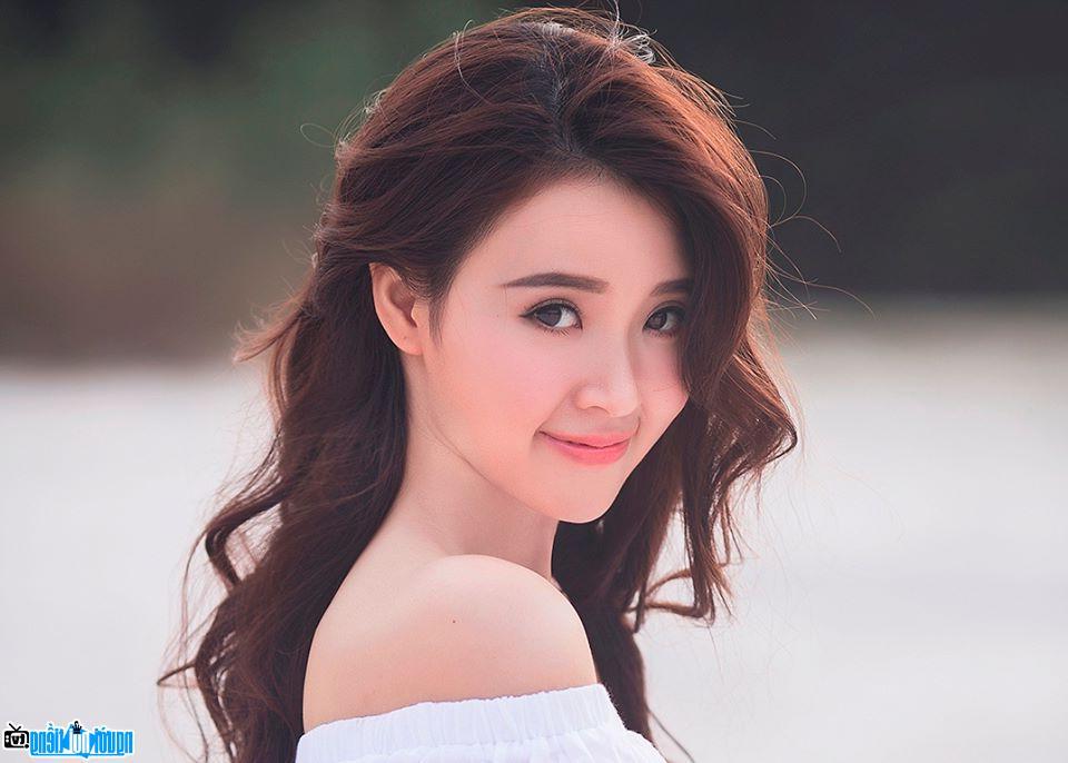 Midu - Hot girl sở hữu gương mặt thanh tú và cuốn hút