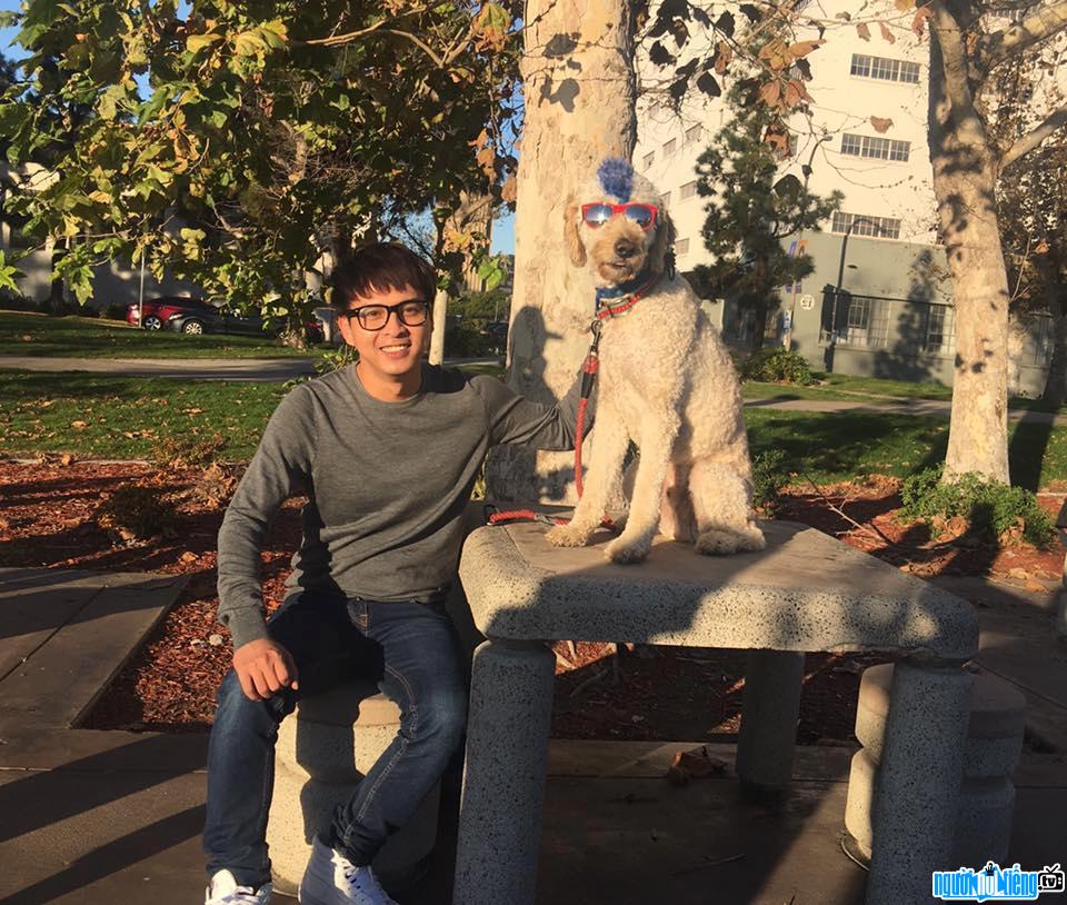 Picture of male singer Ho Quang Hieu and his pet