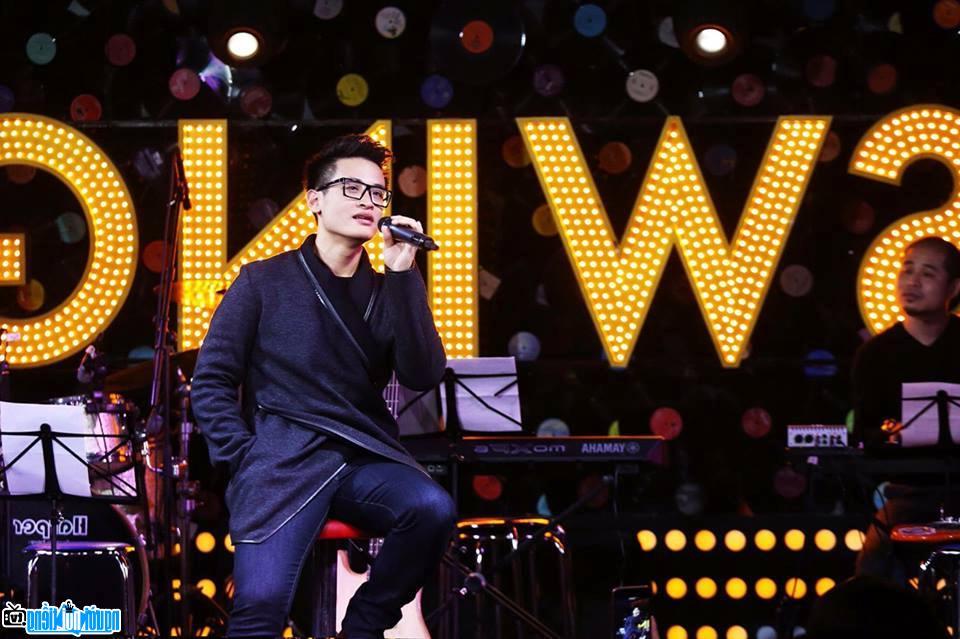  Singer Ha Anh Tuan is doing his best on the field discount