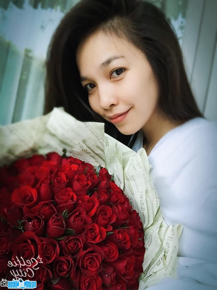  Hien Thuc is pretty with a rose