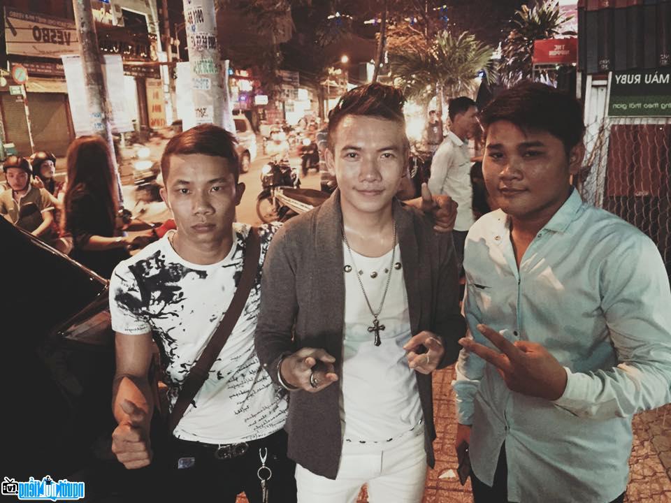 Pham Truong took a photo with Fan fan