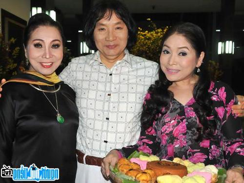  Artist Minh Vuong and Artist Phuong Hang (left) and People's Artist Bach Tuyet (right)
