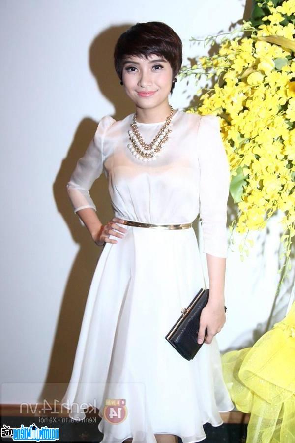  Tieu Chau Nhu Quynh is charming in a party dress