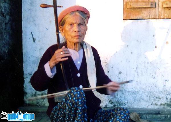 Picture of the late Artisan Ha Thi Cau when she was still alive