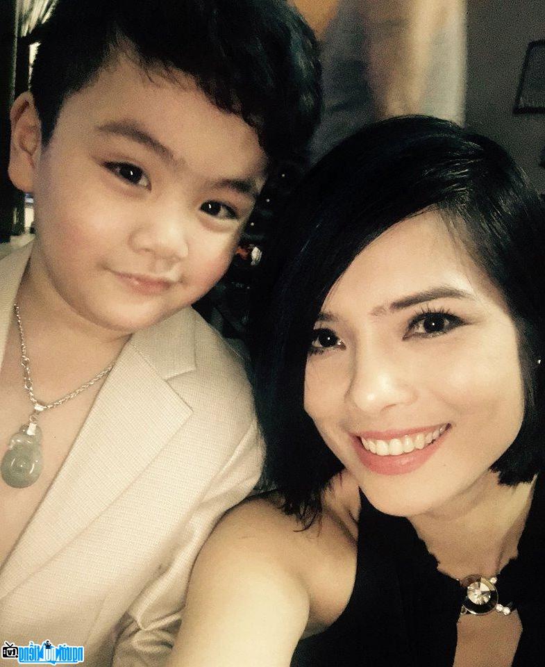 Actor Kieu Thanh photographed photo with son