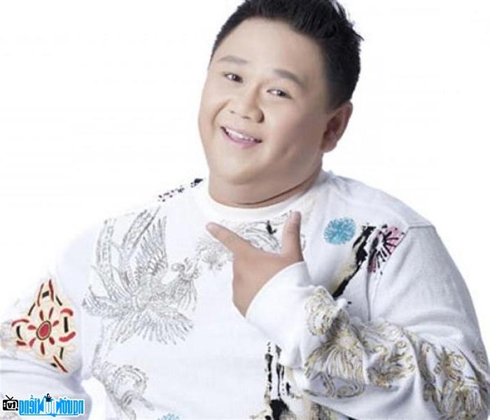Art Comedian Minh Beo poses young and funny