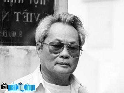 A portrait image of Vietnamese modern writer Nguyen Quang Sang