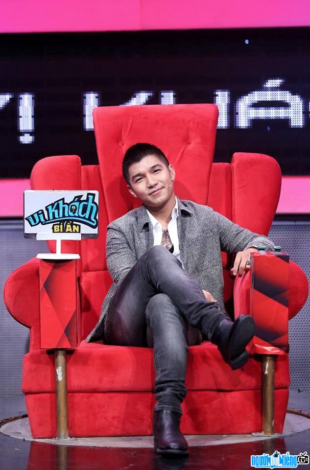 The image of singer Cuong Seven sitting on the hot seat of the program The mysterious guest