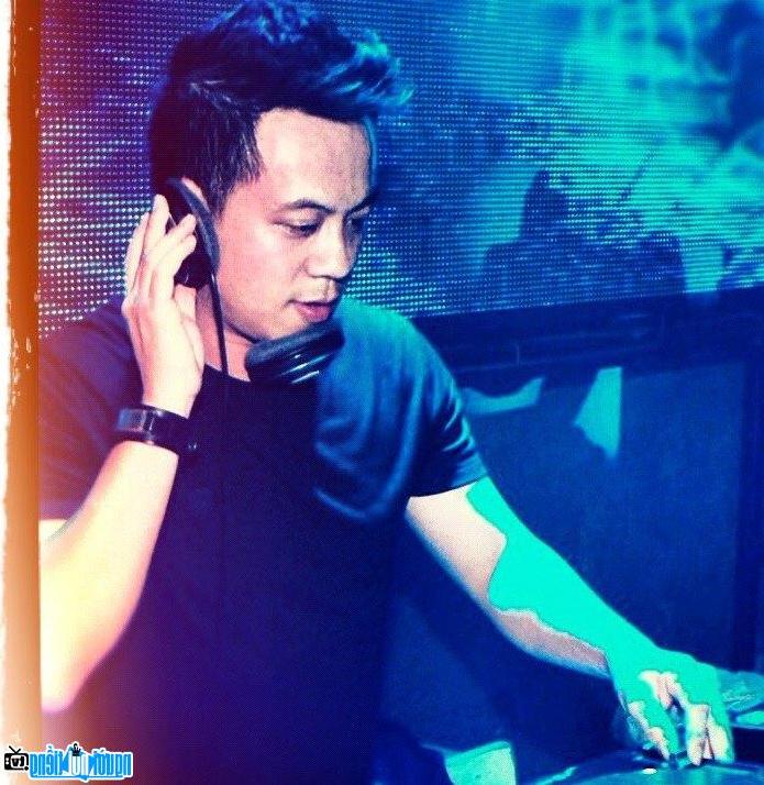 DJ Hoàng Anh tập trung trong đêm diễn
