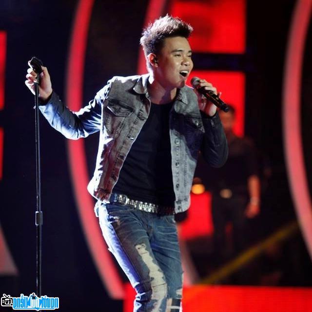  Dong Hung giving his best on the stage of Vietnam Idol