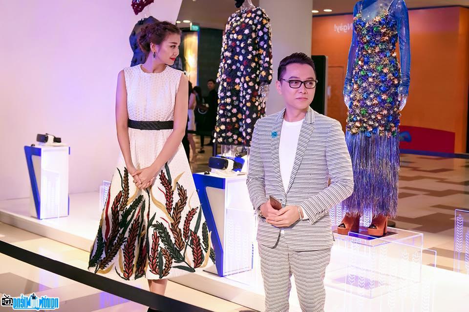 Photo of Nguyen Cong Tri with model Thanh Hang