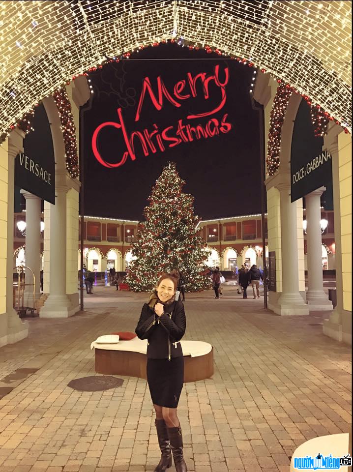 Female singer Thu Minh shows off her Christmas photo