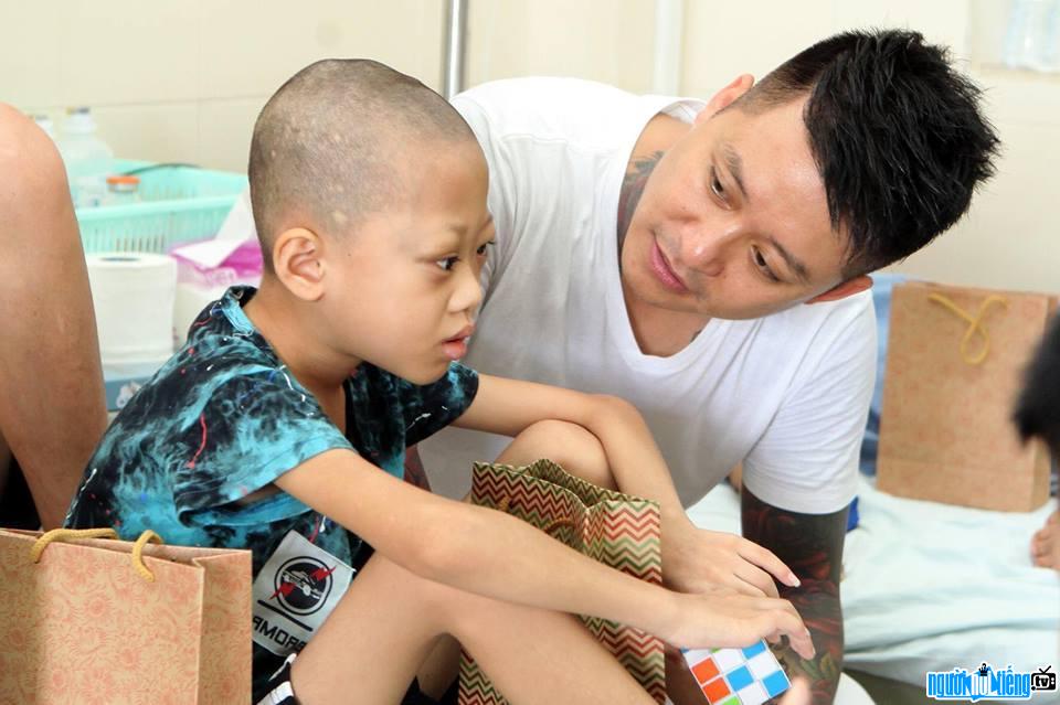  Image of singer Tuan Hung on a charity trip at the hospital