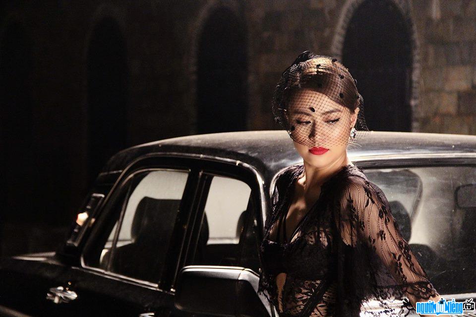 Hình ảnh nữ ca sĩ Hoàng Thùy Linh quyến rũ đến từng centimet trong bộ ảnh mới với xe hơi