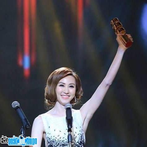 Ngan Khanh's image on the night of the award ceremony