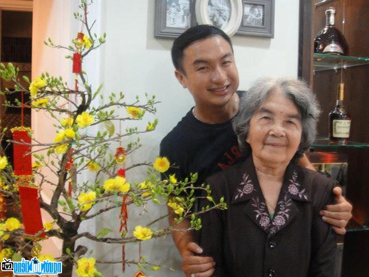 MC Trương Việt Phong bên bà của mình